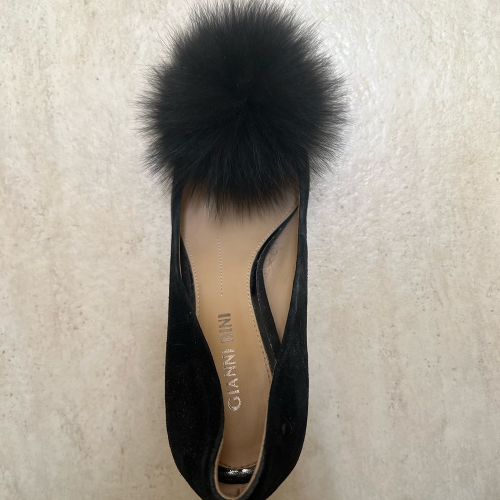 Black suede heels with Pom Pom feather toe - Gianni Bini